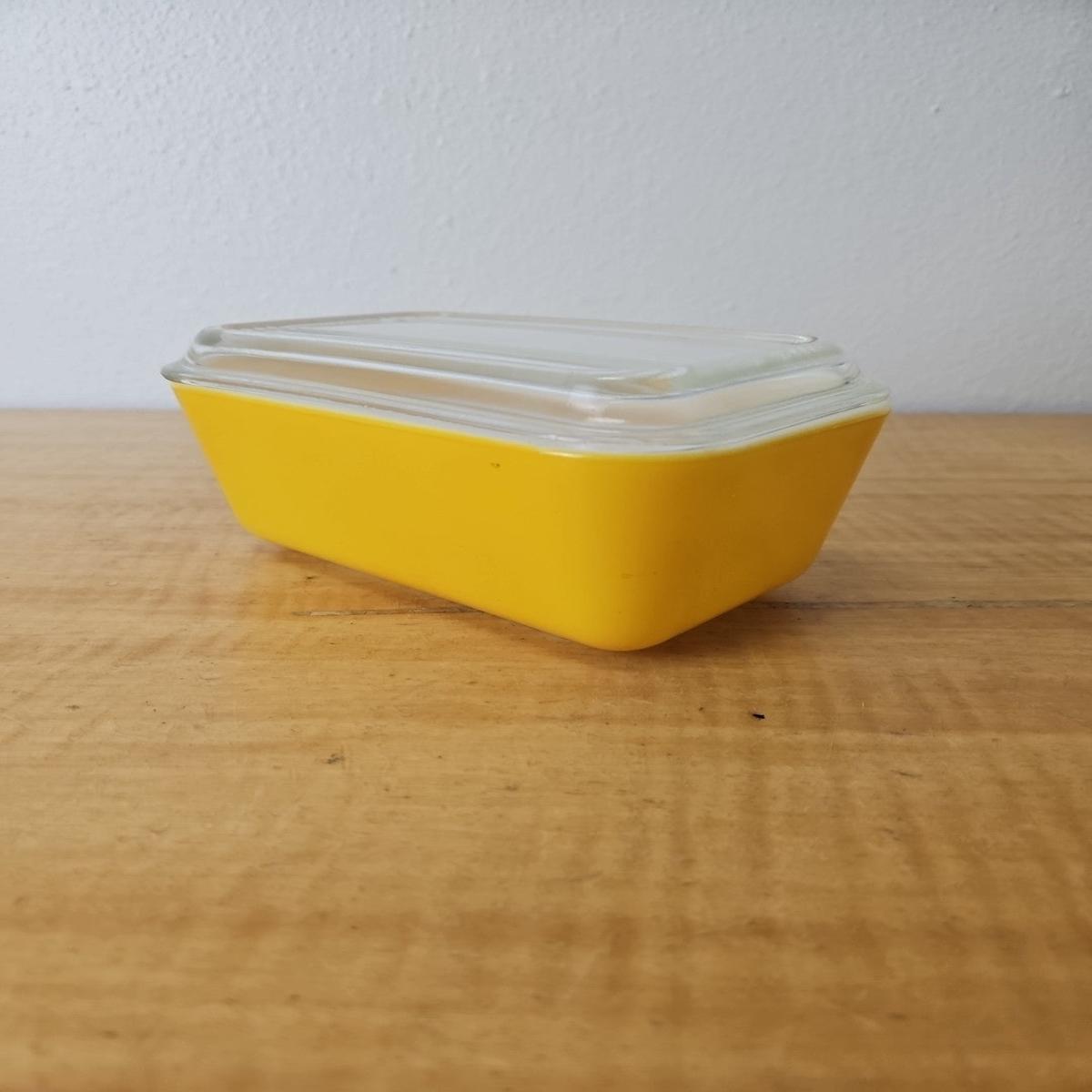 Pyrex 502 Yellow 1 1/2 PT dish with ribbed lid rectangular