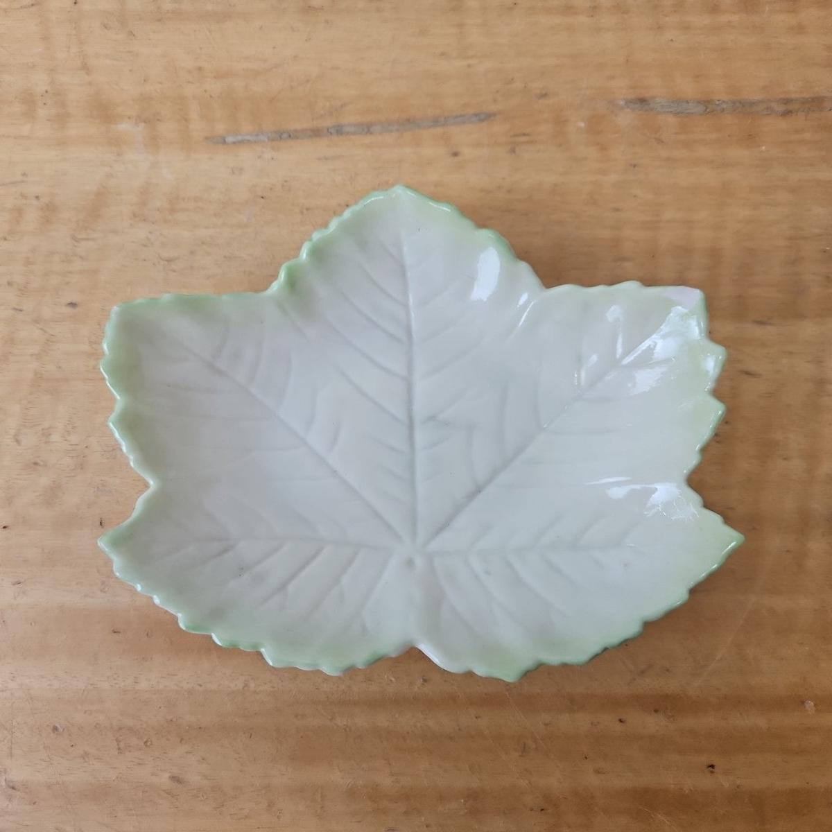 BELLEEK Porcelain leaf dish green edge 5th Mark Ireland (1955-1965) 5"
