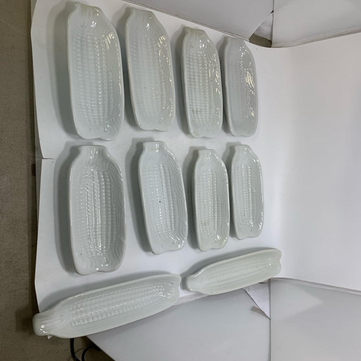 10 WHITE CERAMIC CORN ON THE COB HOLDER PLATES.