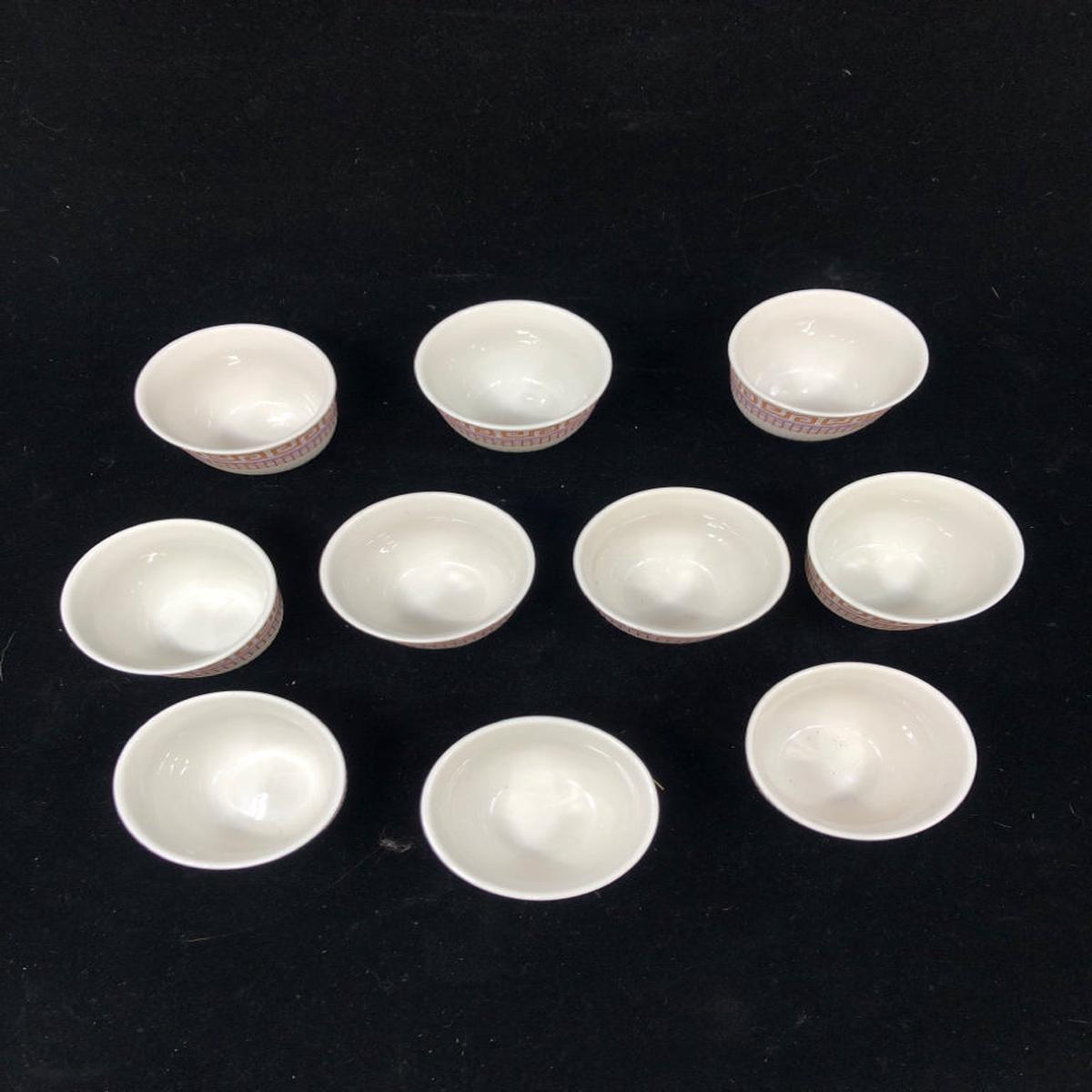 10 CERAMIC SAUCE CUPS W/GOLD GEOMETRIC DESIGN.
